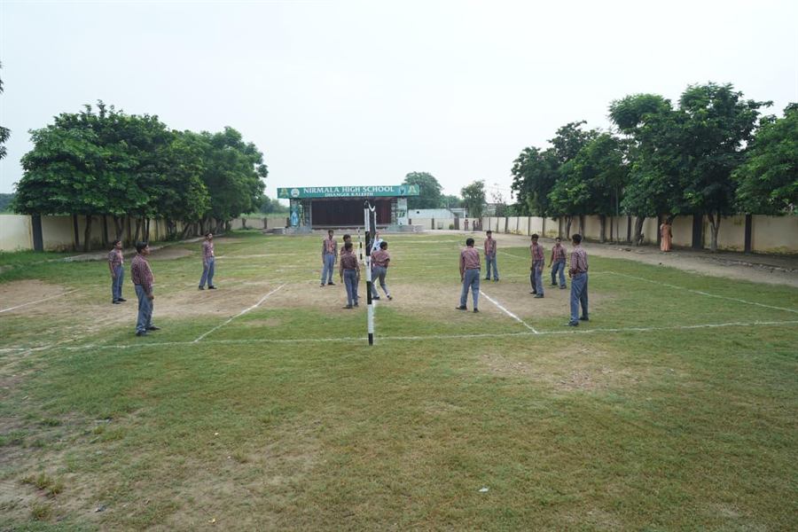 Students playing kho-kho